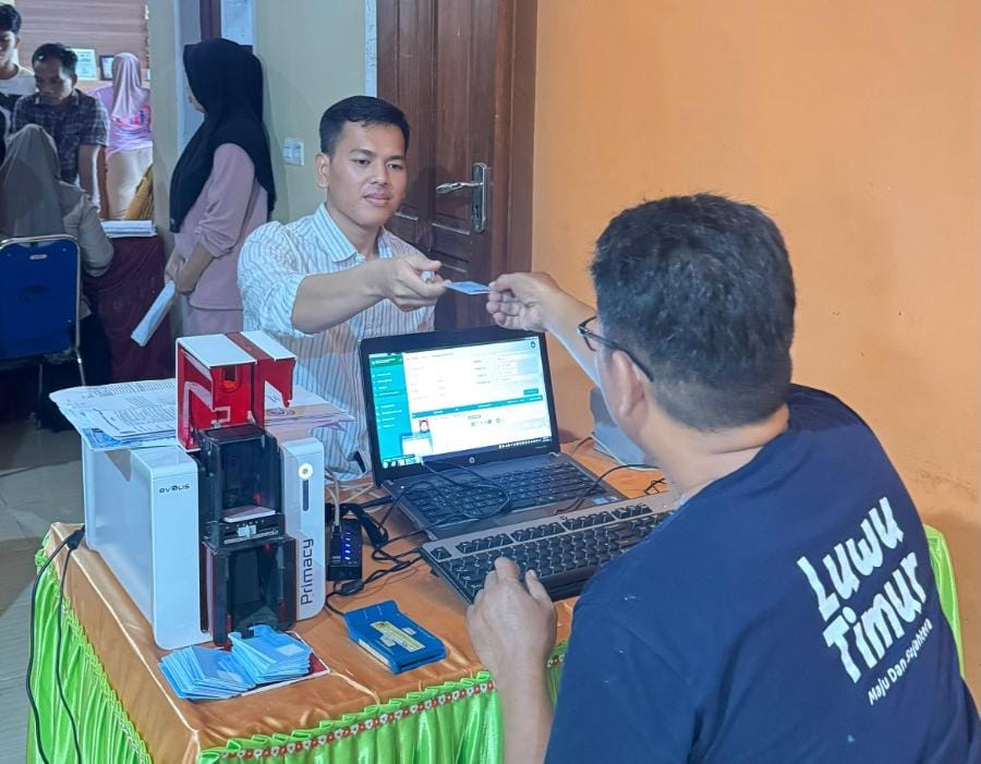 Pelayanan Adminduk Disdukcapil Lutim Sasar Wilayah Terpencil Seberang Danau Towuti