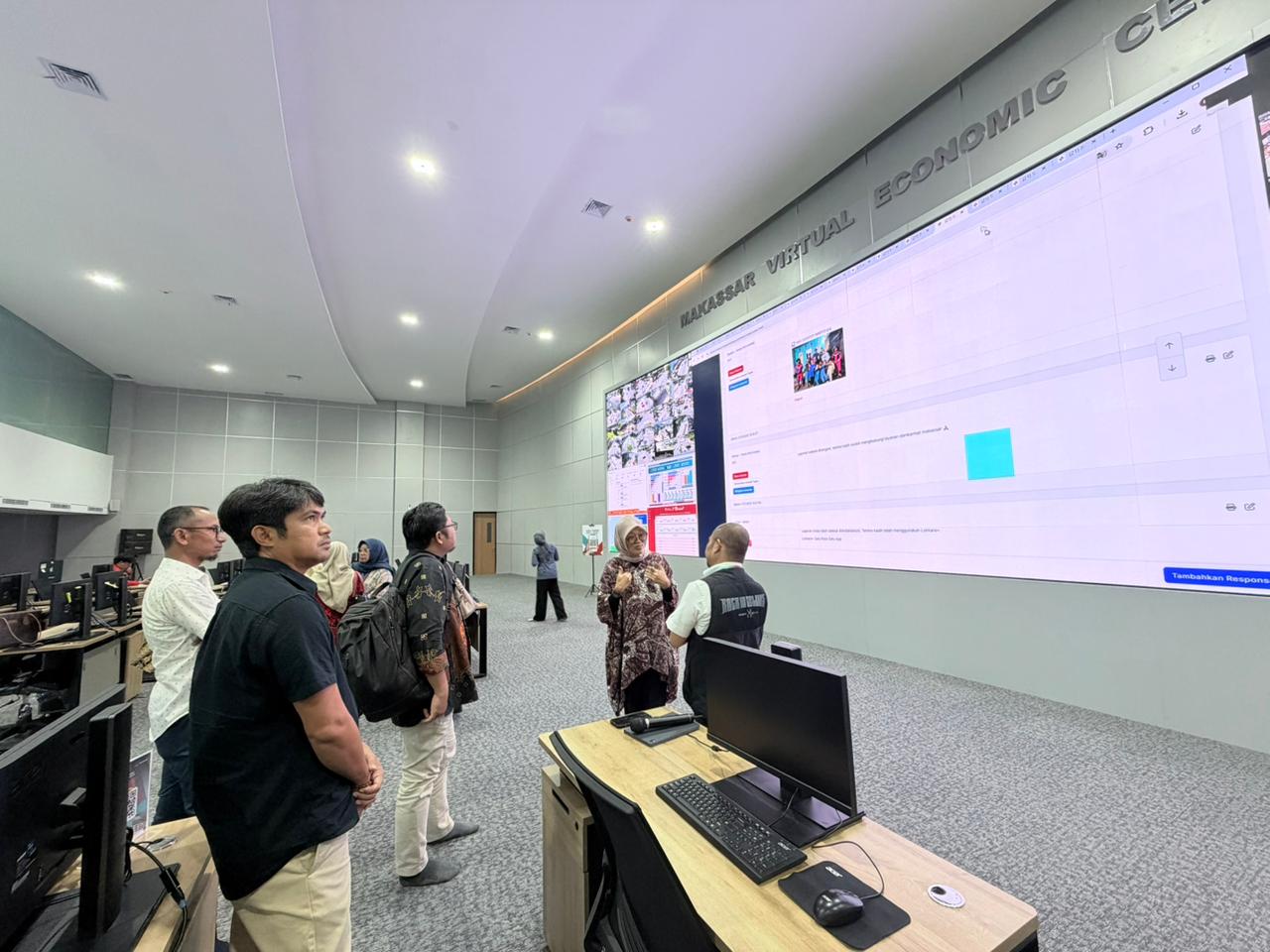 Matangkan Peluncuran Aplikasi Aduan dan Layanan Darurat 112, Kominfo Lutim Kunjungi War Room Kota Makassar