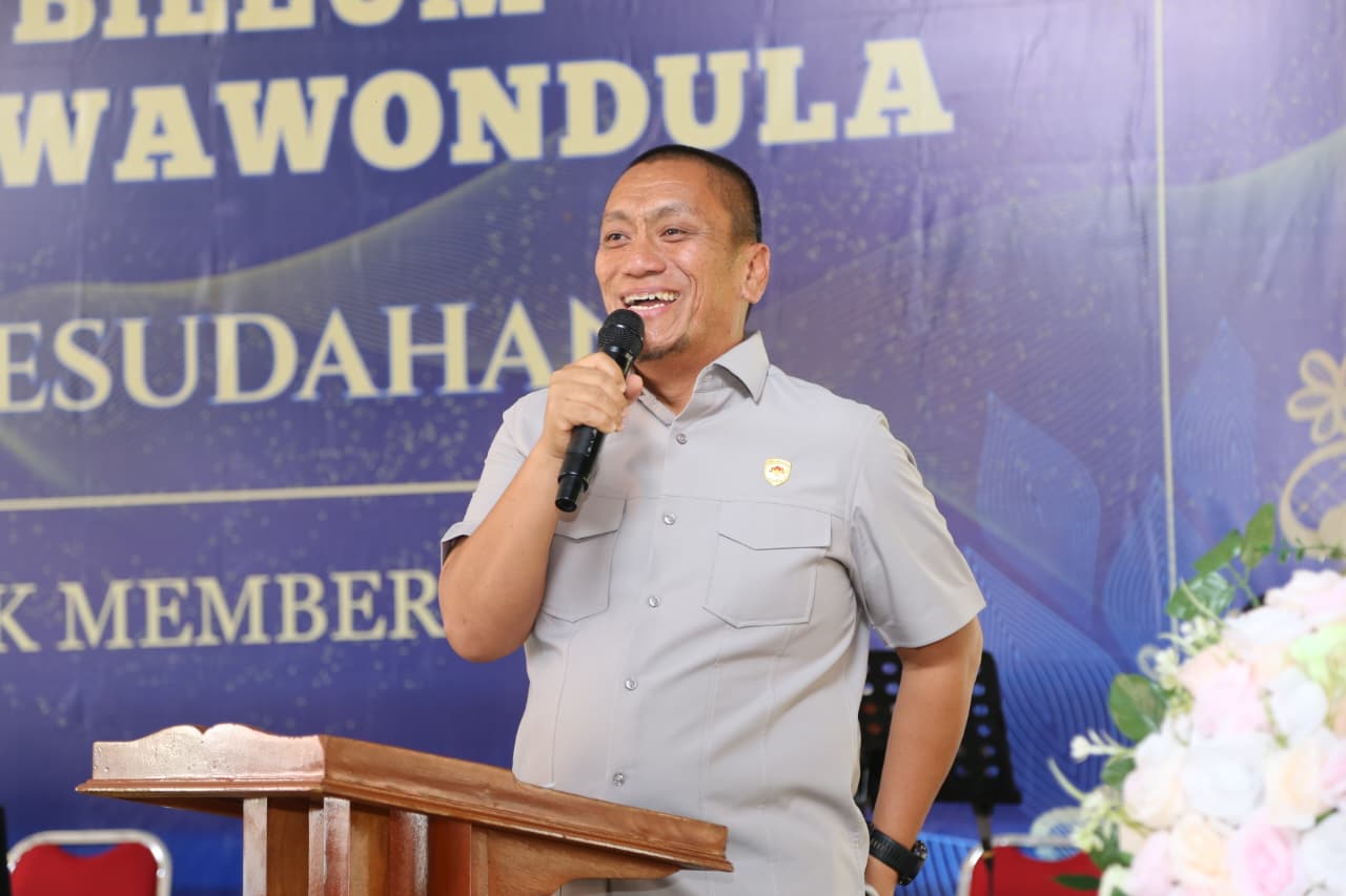 Hadiri HUT Emas Gereja Kibaid Wawondula, Bupati Irwan Janjikan Dukungan Pembangunan