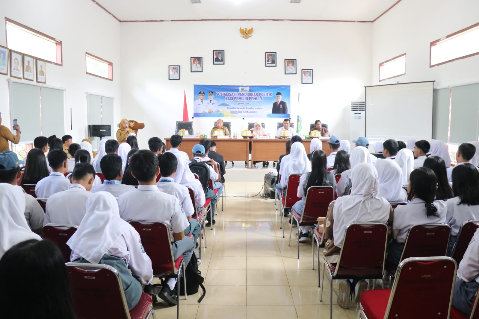 Pemkab Lutim Edukasi Pelajar Jadi Pemilih Cerdas Lewat Sosialisasi Politik