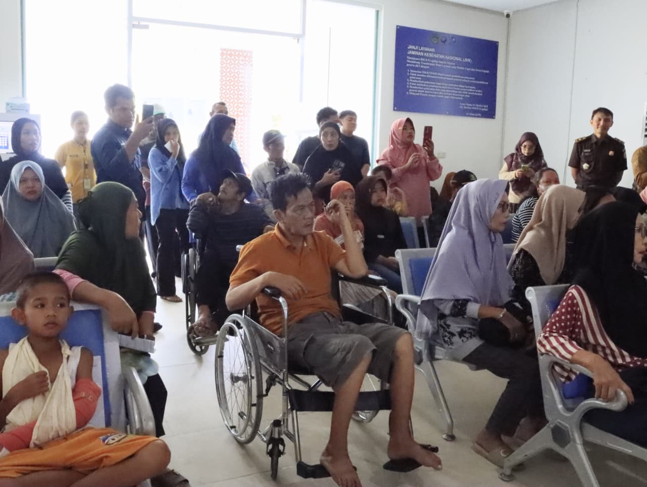 Dapati Antrean Panjang di RSUD I Lagaligo, Bupati Irwan Instruksi Tambah Meja Layanan