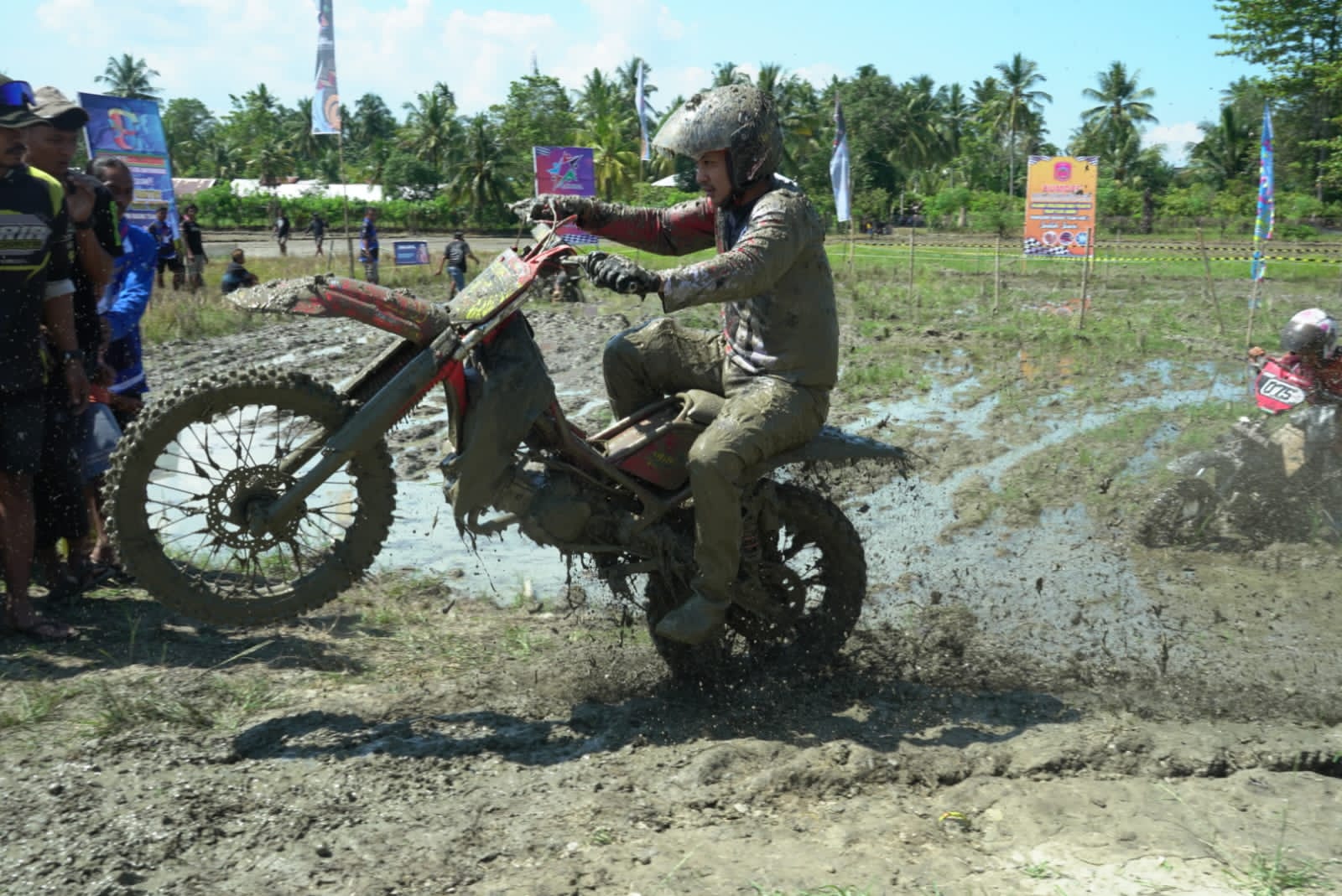 Bupati Irwan Buka Balap Ojek Gabah, Jadi Hiburan Warga Usai Panen