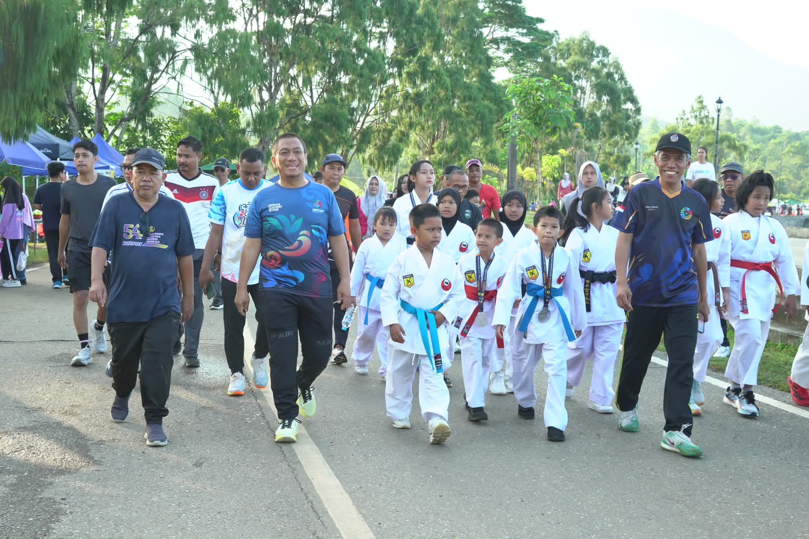 Bupati Irwan Lepas 65 Atlet Karate Luwu Timur, Siapkan Turnamen Nasional Tahun Depan