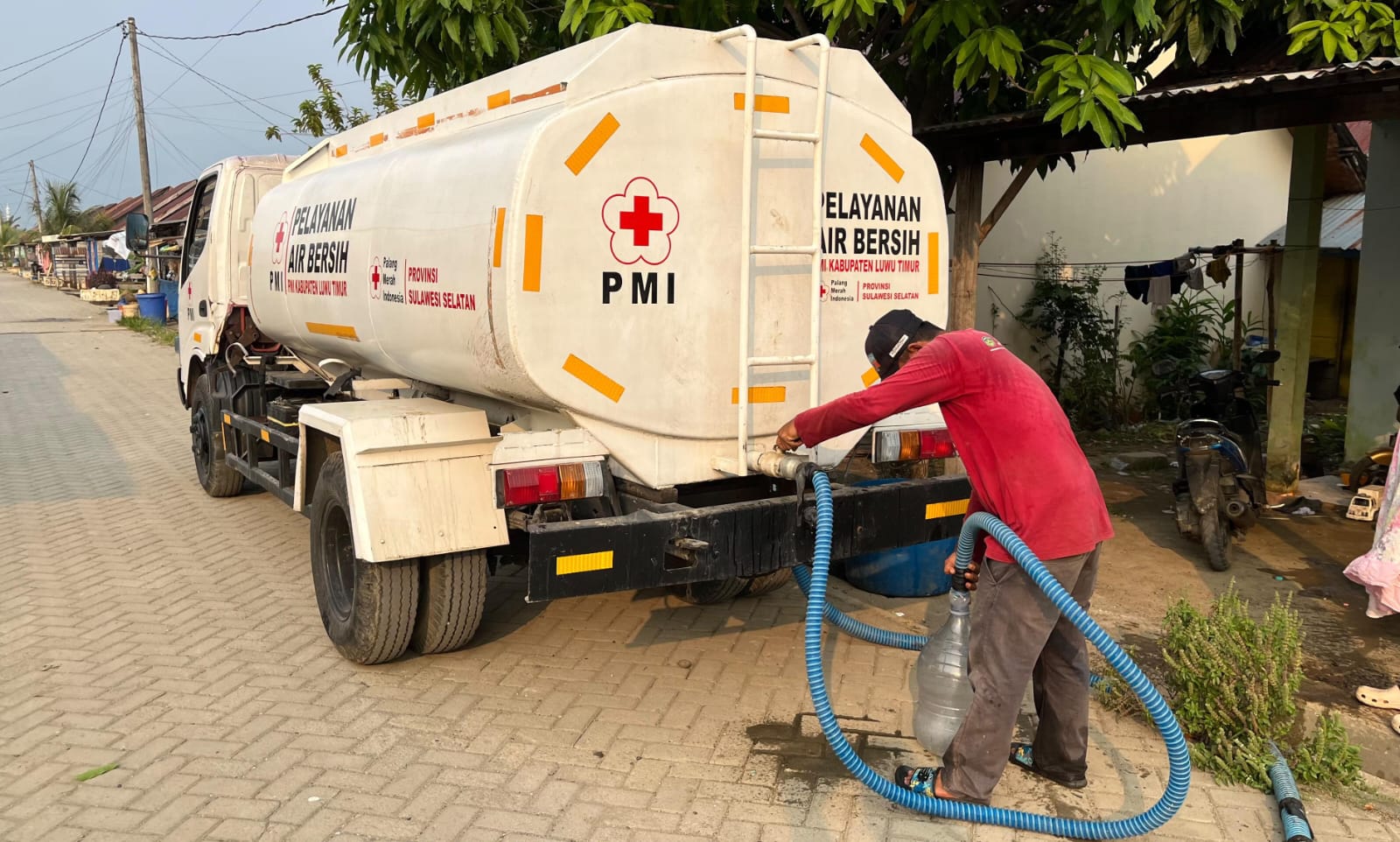 Hadapi Kemarau Panjang, Perumdam Waemami dan PMI Salurkan Air Bersih untuk Warga
