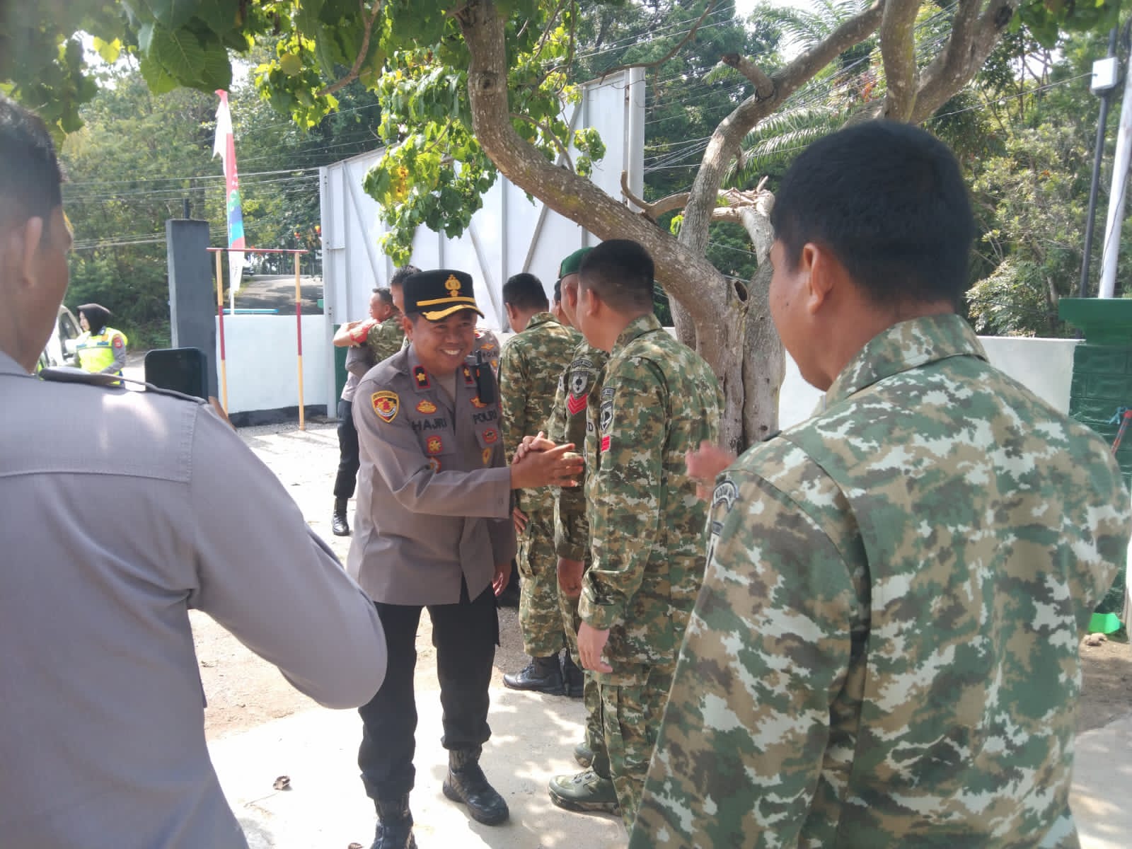 Polres Luwu Timur Beri Kejutan HUT ke-81 TNI di Koramil Malili