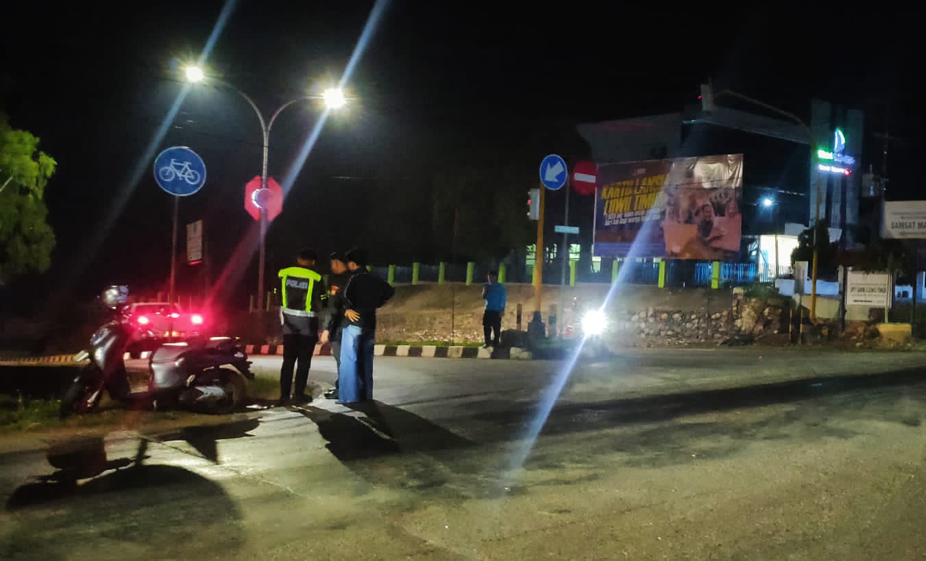 BBM Tumpah di Jalan Poros Malili, Satlantas Polres Lutim Gerak Cepat Minimalisir Potensi Kecelakaan