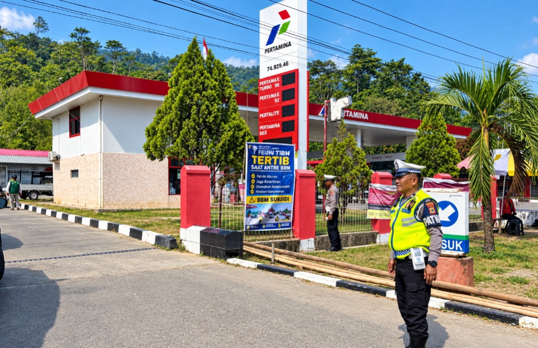 Respons Keluhan Masyarakat, Satlantas Polres Luwu Timur Tertibkan Lalu Lintas di Depan SPBU Ussu